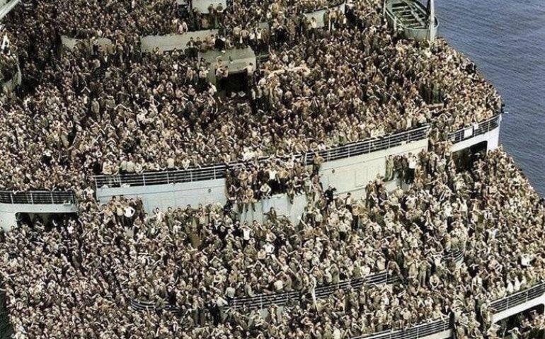 O RMS Queen Elizabeth chegando a Nova York com militares voltando para casa após o fim da 2ª Guerra Mundial, 1945 (Vídeos históricos)