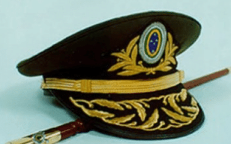 Quepe de general e bastão de comando