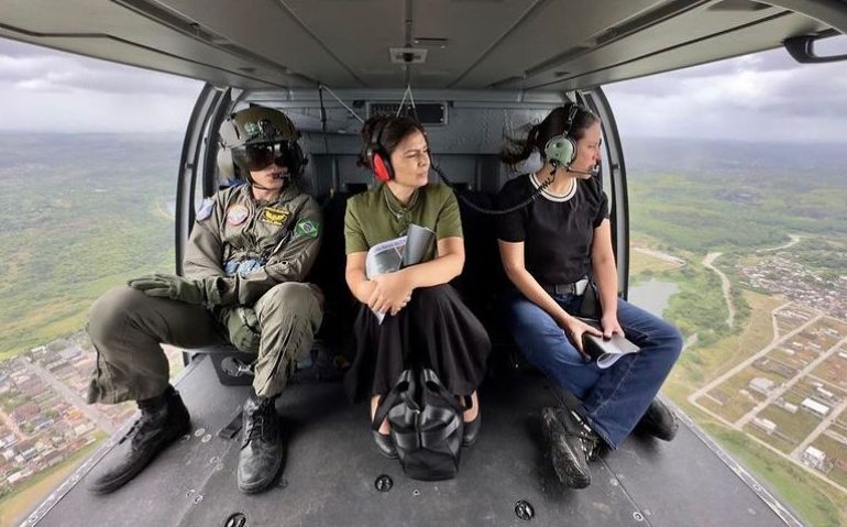 Acompanhada da secretária de Meio Ambiente, Ana Luíza Ferreira, a governadora Raquel Lyra (PSBD) sobrevoou região que será construída a Escola de Sargentos do Exército no Estado. - Reprodução/Redes Sociais