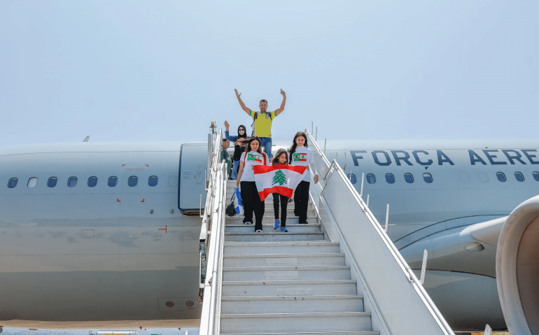 REPATRIADOS DO LÍBANO DESEMBARCAM DE AVIÃO DA FAB
