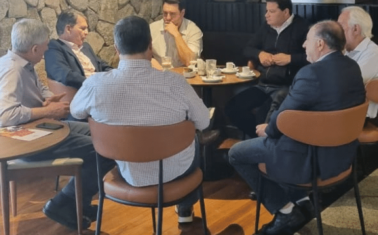 O governador do Paraná, Ratinho Jr. o secretário e articulador Sandro Alex, o Vice Darci Piana, o Ortega, Eduardo Sciarra e o General Joaquim Silva e Luna. (Crédito: Rogério Bonato)