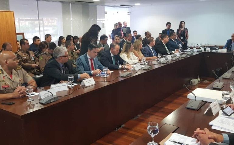 Parlamentares e representantes dos policiais militares em bombeiros estiveram reunidos com os ministros General Luiz Eduardo Ramos e Jorge Antônio de Oliveira.  (Imagem: Deputada Celina Leão, via Twitter)