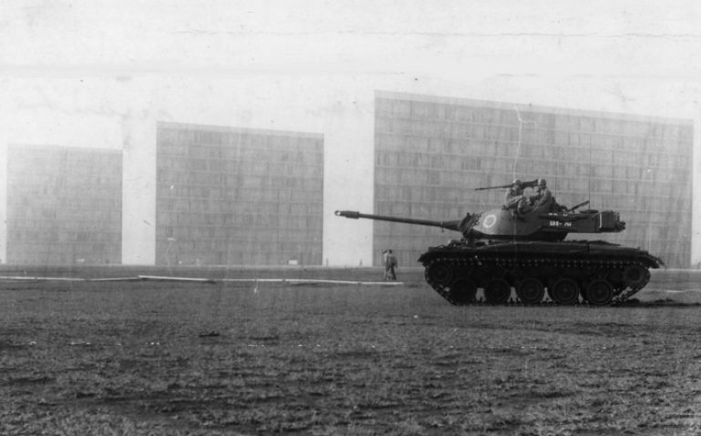 Blindado na Esplanada dos Ministérios, durante a Revolta dos Sargentos, em 1963 (Internet)