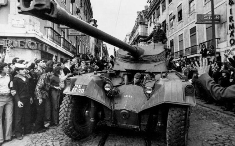 Imagem de 1974 mostra multidão saudando militares na Revolução dos Cravos