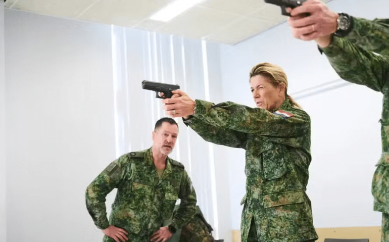 Rainha da Holanda se alista no Exército em movimento simbólico de apoio ao militarismo — Foto: Reprodução/Ministério da Defesa