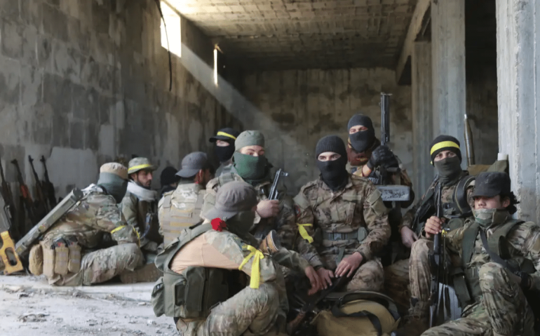 Grupos antirregime assumem o controle de aldeias no interior enquanto os confrontos entre o regime de Bashar al-Assad e o grupo armado de oposição Hay'at Tahrir al-Sham (HTS) continuam em Aleppo, na Síria. 27/11/2024 (reprodução/Divulgação)