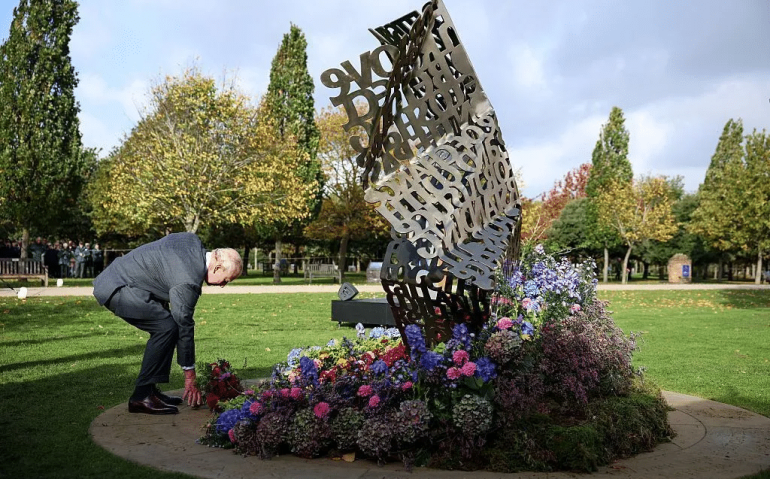 O Rei Charles III deposita flores durante a cerimônia de inauguração de um novo memorial à comunidade LGBT+ das Forças Armadas no Founders Room National Memorial Arboretum, em 27 de outubro de 2025, em Alrewas, Staffordshire.  • Phil Noble - WPA Pool/Getty Images