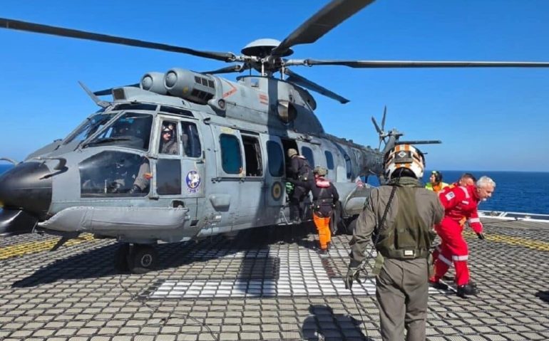 Resgate de tripulante com AVC por equipe da Marinha