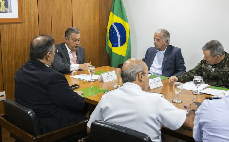 Os ministros Rui Costa, José Múcio e Flávio Dino em reunião que teve a participação de comandantes militares — Foto: Reprodução