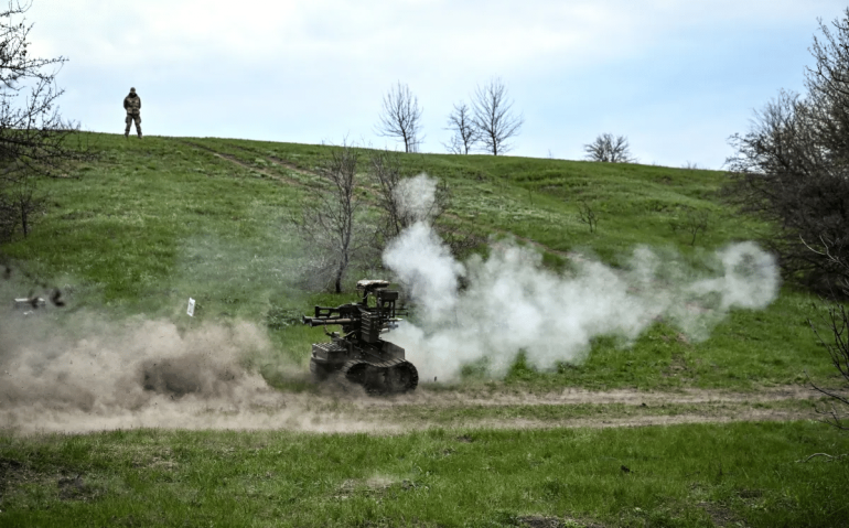 Um soldado ucraniano observa operações de teste de drones terrestres em um campo de treinamento em 10 de abril de 2026 • Dmytro Smolienko/Ukrinform/NurPhoto/Getty Images via CNN Newsource