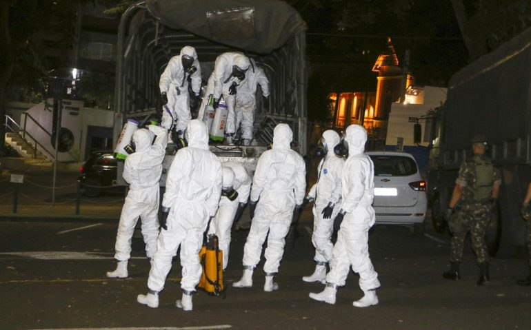 Homens do Exército usando equipamentos de proteção individual (EPI) realizam sanitização no prédio da Prefeitura de Campinas, durante a pandemia provocada pelo coronavírus — Foto: Rogério Capela/Agif - Agência de Fotografia/Estadão Conteúdo