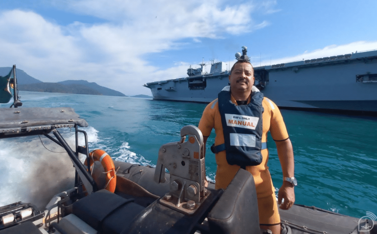 Sargento Bruno diante do Navio-Aeródromo Multipropósito “Atlântico”– Imagem: Arquivo pessoal