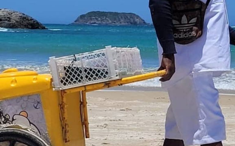 SARGENTO DA MARINHA VENDENDO PICOLÉ NA PRAIA