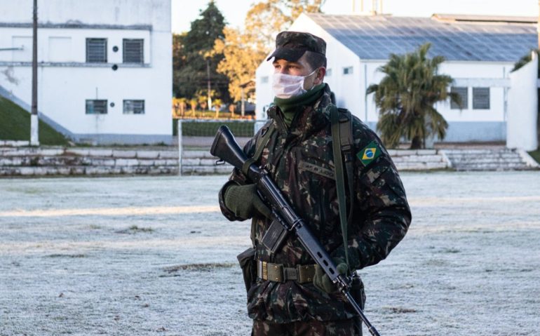 Santa Maria (RS) -Sentinela do 4º Batalhão Logístico no amanhecer gelado desta sexta-feira no RS. (Imagem: CMS)