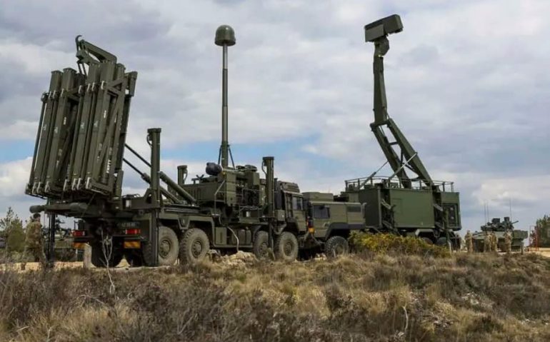 O sistema terrestre móvel de defesa antiaérea EMADS (Enhanced Modular Air Defense Solution)