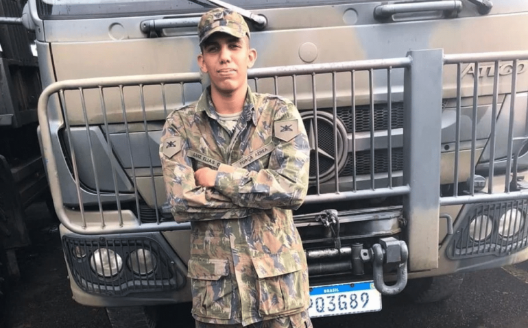 Luiz Elias estava de moto, aguardando a mãe que saía do trabalho em Nova Iguaçu, quando foi atacado atacado por criminosos
Reprodução Facebook