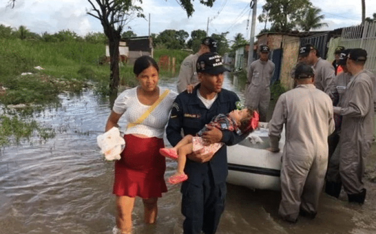SOLDADO DA MARINHA SOCORRE BEBÊ NA ENCHENTE EM RECIFE