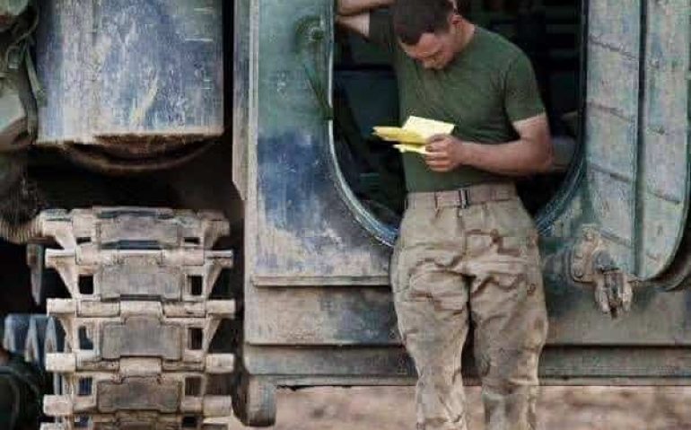SOLDADO LENDO CARTA
