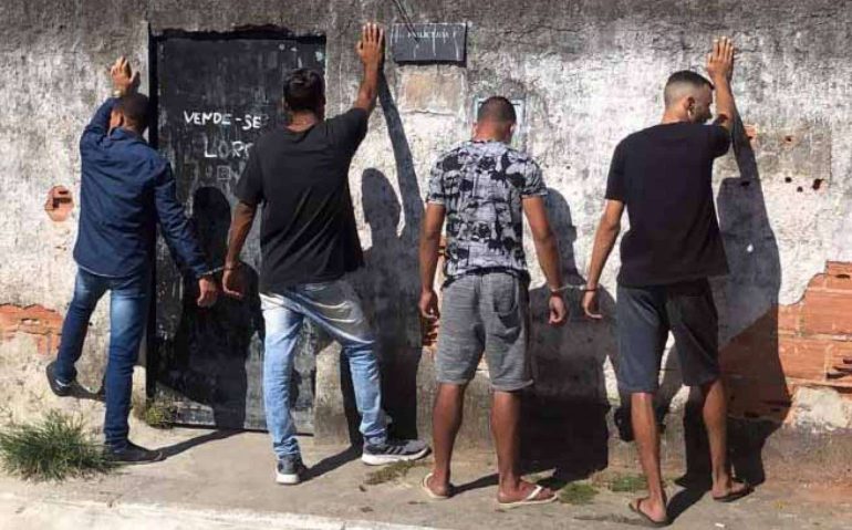 Bando estava extorquindo o comerciante de um bar quando foi capturado
Divulgação / Polícia Civil
