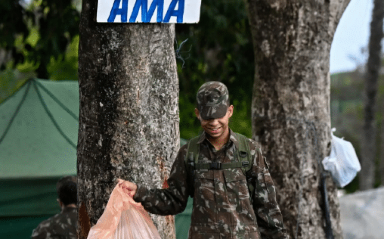 Soldado ajuda a desmontar o acampamento de manifestantes em frente ao QG do Exército - MAURO PIMENTEL-AFP