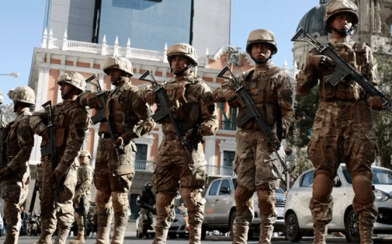 Soldados montam guarda na Plaza Murillo, em La Paz, Bolívia. O presidente da Bolívia, Luis Arce, alertou sobre movimentos irregulares de tropas militares e levantou o alerta para um possível Golpe de Estado.

Crédito: 26/06/2024 - Gaston Brito Miserocchi/Getty Images
