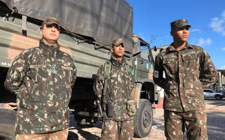 Os soldados do Exército Cardona, Veledo e Robert — Foto: Divulgação Exército