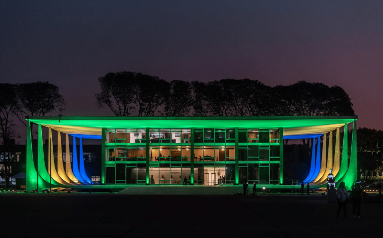 O Supremo Tribunal Federal brasileiro foi iluminado com as cores da bandeira nacional em Brasília, a capital do país, no mês passado.Credit...Dado Galdieri for The New York Times