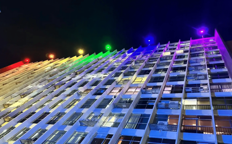 STM iluminado no mês LGBTQIA+