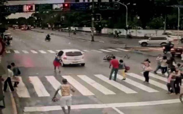 Motorista furou o sinal vermelho e atropelou a cadeirante na faixa de pedestre da Agamenon Magalhães no dia 13 de junho. Crédito: Reprodução vídeo