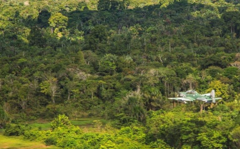 Avião da FAB sobrevoando terra indígena yanomami, em Roraima Johnson Barros/FAB