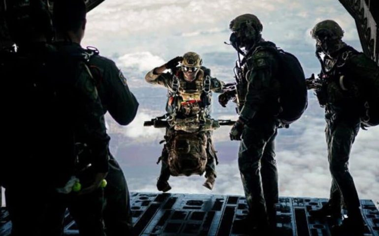 Salto de forças especiais do KC 390 Milenium