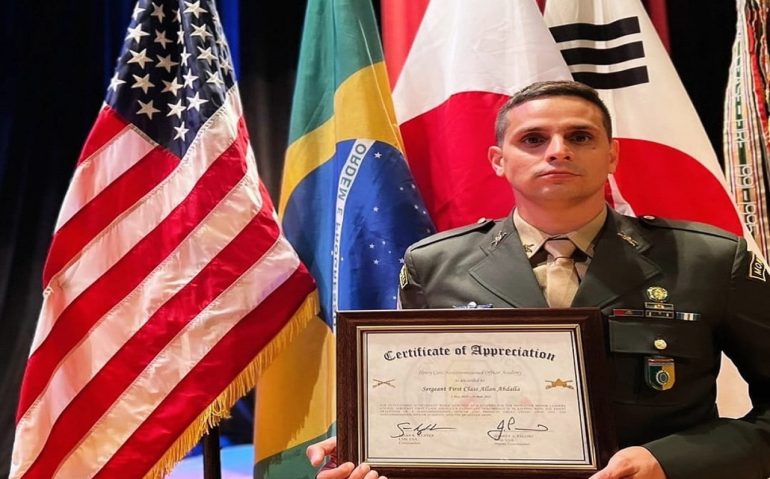 O Segundo-Sargento Allan Diego Sanches Abdalla concluiu com destaaque o Maneuver Senior Leaders Course (MSLC), na Henry Caro NCO Academy, em 2023
magem: ADIEx (EUA)