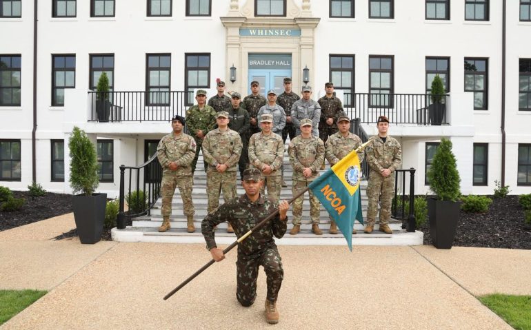 O 2º Sargento Jeef Alberto Carlotto Filho obteve as três principais distinções da capacitação (Imagem: Aditância do EB nos EUA)