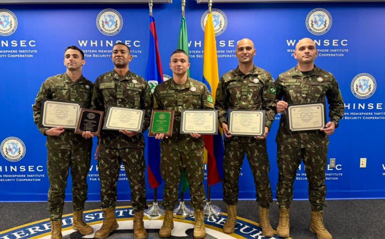 Sargento brasileiros no Curso Básico de Liderança, realizado na Non-Commissioned Officer Academy do WHINSEC (USA) (Imagem - Aditância do EB nos EUA)