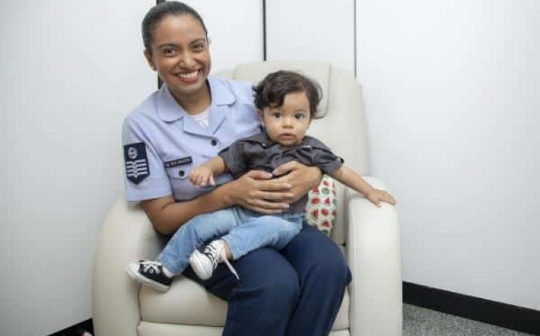 Sargento da FAB na sala de amamentação