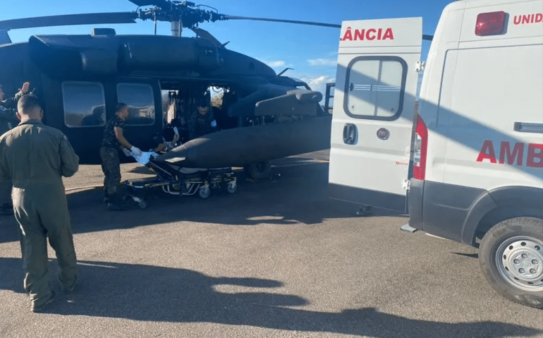 Sargento foi levado até a Base Aérea de Boa Vista no helicóptero H-60, envolvido na Operação de ajuda humanitária na Terra Yanomami — Foto: Tenente-Coronel Muller / CINDACTA IV