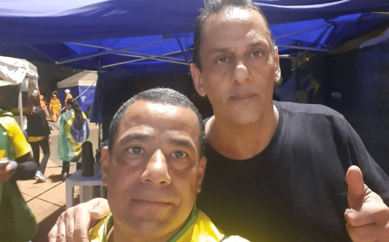 O militar Ronaldo Ribeiro Travassos ao lado do advogado Frederick Wasseff no ato  em frente ao QG do Exército em Brasília - Arquivo Pessoal