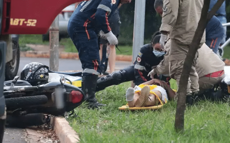 Motociclista sendo socorrido pelo Corpo de Bombeiros (Foto: Marcos Maluf) - CREDITO: CAMPO GRANDE NEWS
