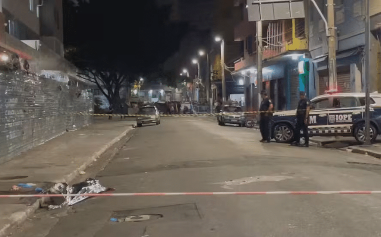Um suspeito morreu baleado após tentar assaltar um sargento do Exército no Centro de SP — Foto: TV Globo
