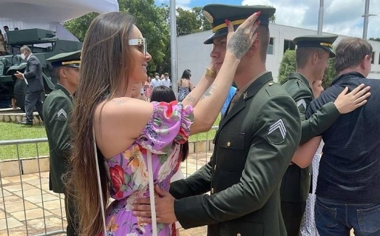 Thaynna Dantas com o noivo militar, durante formatura: preconceito Foto: Reprodução