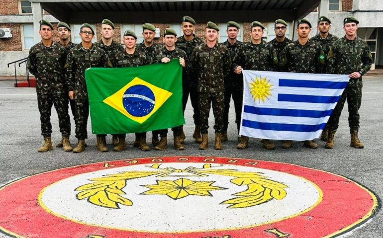 Sargentos brasileiros destaque em curso no Uruguai