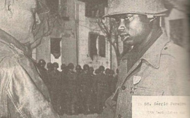 Soldado Sérgio Pereira recebendo a medalha Bronze Star das mãos do General Truscott