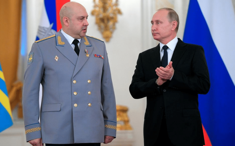 Sergei Surovikin e o presidente Vladimir Putin, em cerimônia no Kremlin, em 2017  Foto: (Alexei Druzhinin, Sputnik, Kremlin Pool Photo via AP, File)