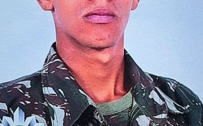 Chaniel Rodrigues Gularte de Oliveira, 20 anos, foi morto a tiros Foto: Arquivo Pessoal (Divulgação)