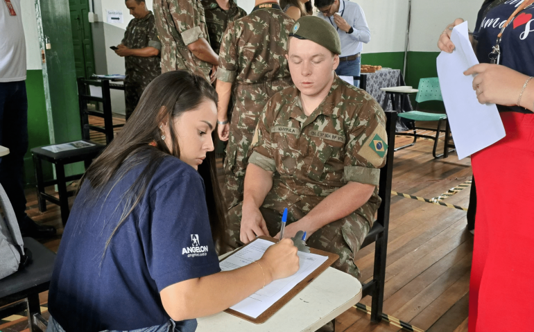 Soldado do Exército em entrevista de emprego (Imagem: 63º Batalhão de Infantaria)