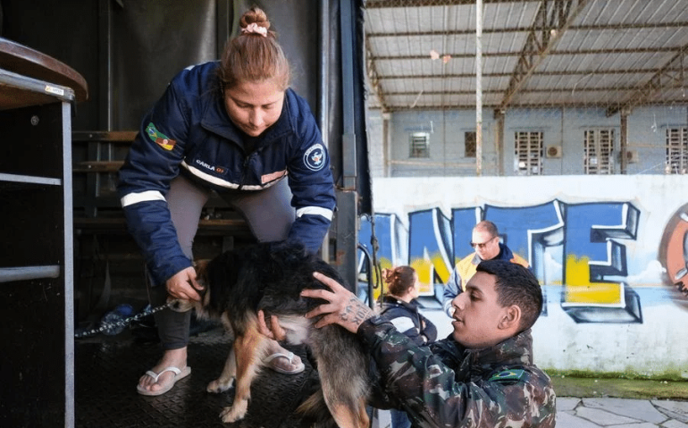 Porto Alegre -  Exército ajuda em mudança de família da Ilha da Pintada, atingida pela cheia
Pedro Piegas