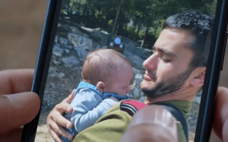 O pai de Reef acredita que seu filho — fotografado aqui com um primo bebê, poucos dias antes de morrer — queria ter filhos