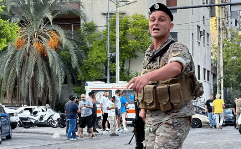 Após Israel atacar o Hezbollah com uma série de explosões de dispositivos eletrônicos pessoais, um soldado do exército libanês patrulha a área de uma suposta explosão de pager em 18 de setembro - Getty Images