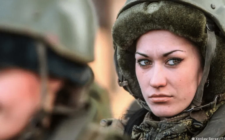 Esforço para recrutar soldados mulheres inclui anúncios em redes sociais oferecendo salários generosos e vídeos com mulheres na zona de combate. Há também promessas para aquelas que cumprem pena de prisão irem ao front. — Foto: Konkov Sergei/ITAR-TASS/dpa/picture alliance