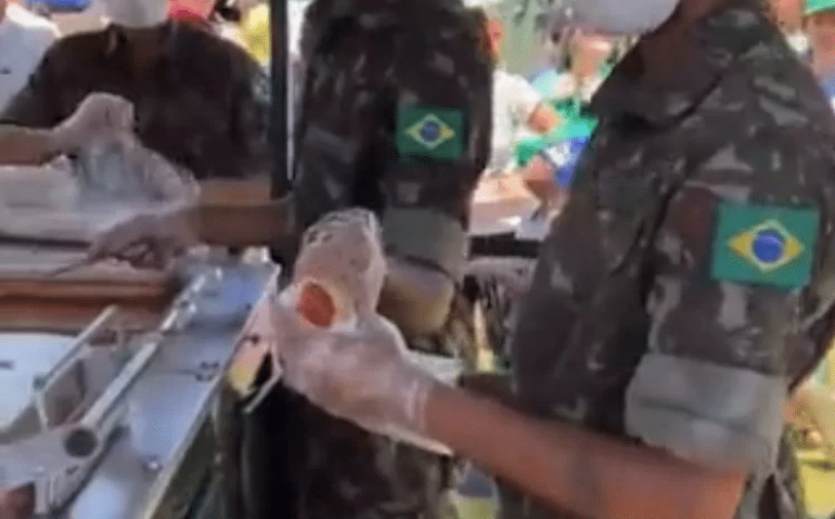 Soldado serve cachorro-quente